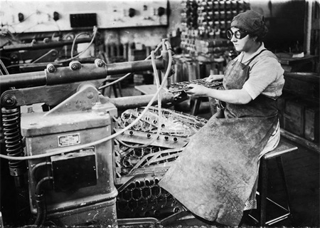 MujerTrabajandoFábricadeArmamento1915